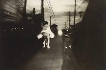 《東京環状・国道16号線〈ｵﾝ・ｻﾞ・ﾛｰﾄﾞ〉より》 1969年 東京工芸大学写大ギャラリー蔵