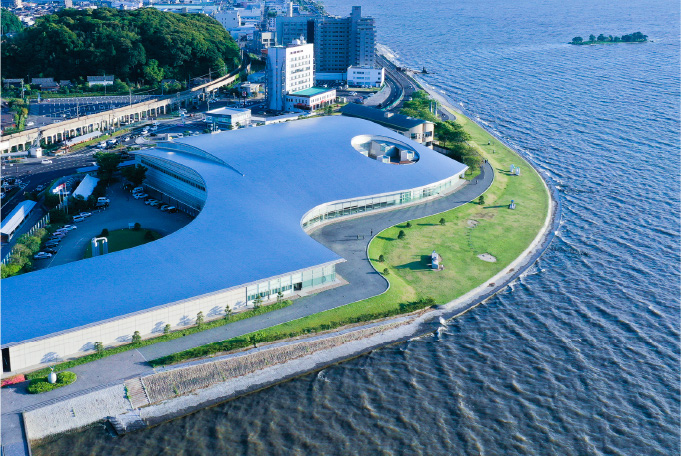 水と調和する美術館